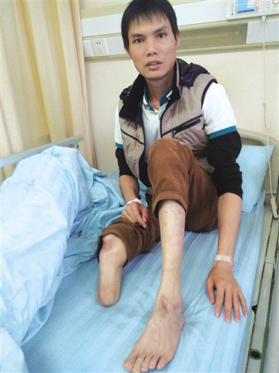 李志勤坐在病床上