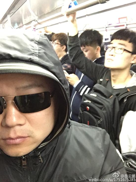 岳云鹏挤地铁