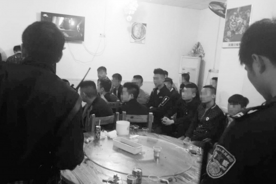 4月17日，宁乡县巷子口镇，民警现场控制30多名涉嫌敲诈勒索的犯罪嫌疑人。 图/微信公众号“宁乡公安”