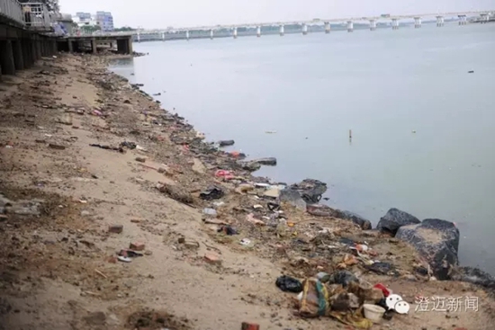 整治前，垃圾已严重污染南渡江。