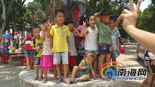 高坡村朝气蓬勃，小孩成群结队玩耍。本报记者刘贡摄