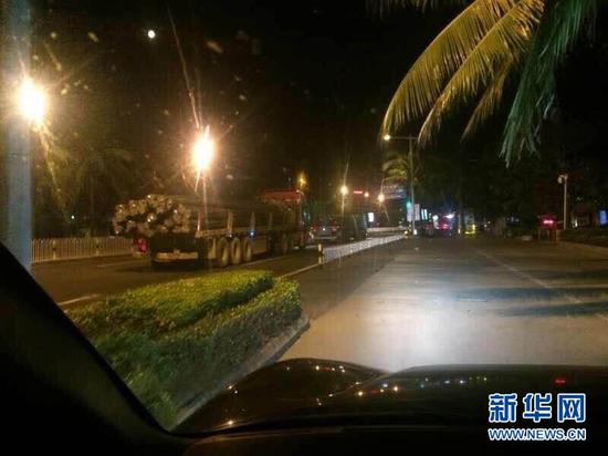 夜里行驶在海口滨海父亲路途段壹辆装载钢筋的货车。(网友供图)