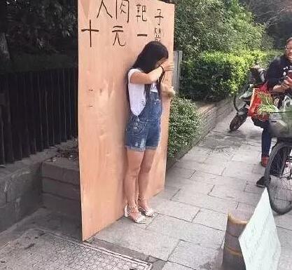 杭州闹市女孩当人肉靶子10元1箭 藏心酸秘密