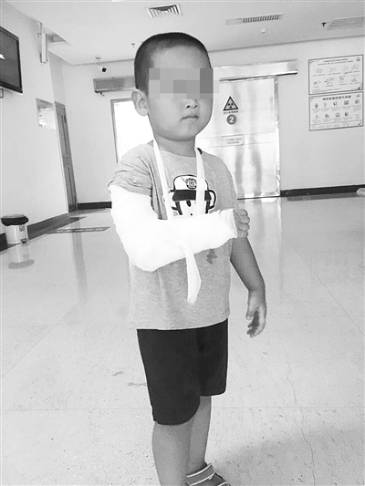谁担责?海口2岁孩子在游乐场摔了两次 手臂骨