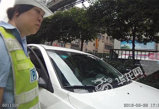 车停路中间，民警上前了解情况。九龙坡警方供图