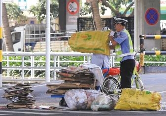 ▲交警在帮助拾荒老人整理货物