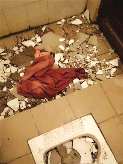 厕所掉落的天花板(图片来源：网友微博)