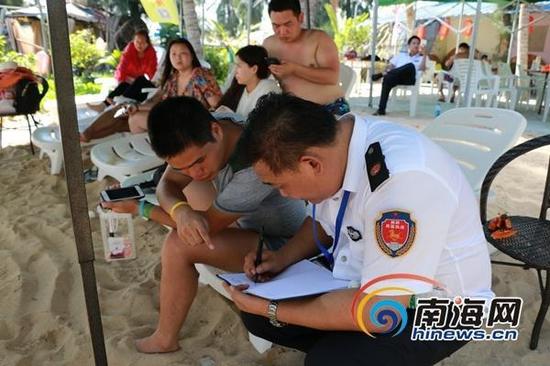 三亚市旅游委执法人员正在对游客做笔录