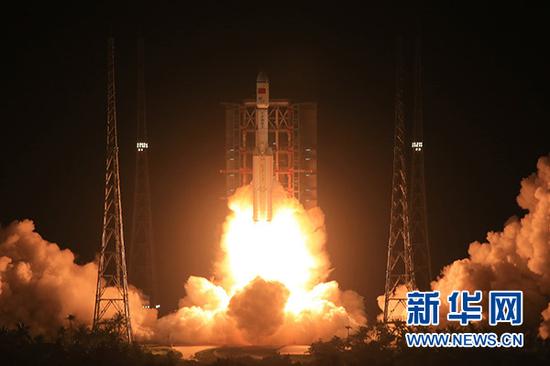 6月25日晚，我国新一代运载火箭长征七号在海南文昌航天发射场点火升空。 新华社记者李刚摄