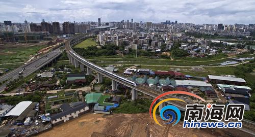 在海口龙昆南延长线的上空俯视，铁路两旁各种民居、厂房十分凌乱。南国都市报记者 刘孙谋 摄