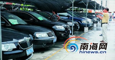 7月2日，市民在了解首批网拍公车。本报记者张茂摄