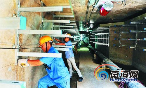 两家管线应用单位正在进行管线入廊施工。海南日报记者古月摄