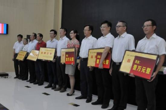 ↑高新区领导为受表彰企业颁发奖章。黄尚泽 摄