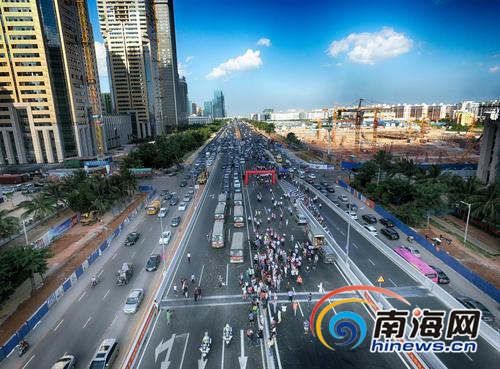 市民体验海秀快速路，车排成长龙。南国都市报记者汪承贤摄