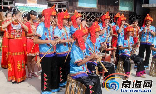 7月21日，黎族竹木器乐乐团“五指山之声”在五指山市通什镇番茅黎族服饰艺术培训中心排练。