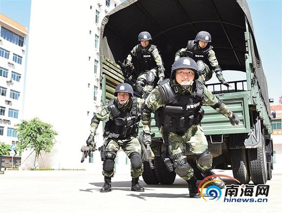 海南海警官兵在进行班组战术训练。记者 张茂 通讯员 符伟潼 摄