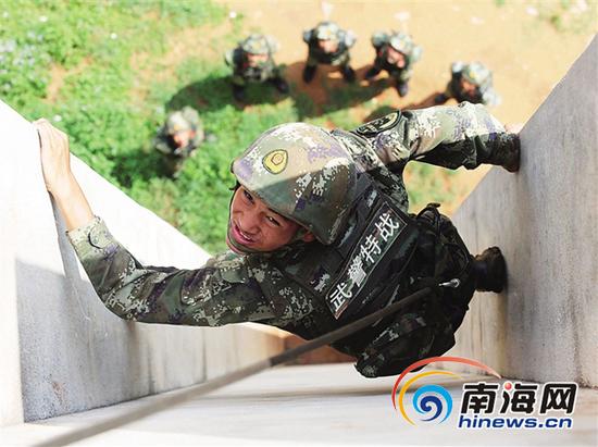 武警海南省总队特战队员进行极限攀登项目训练。记者 张茂 通讯员 杨瑞明 摄