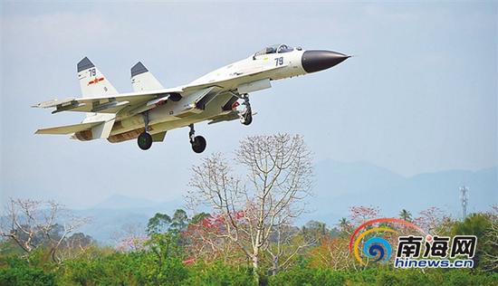 南海舰队航空兵部队某团进行飞行训练。记者 张茂 通讯员 高宏伟 摄