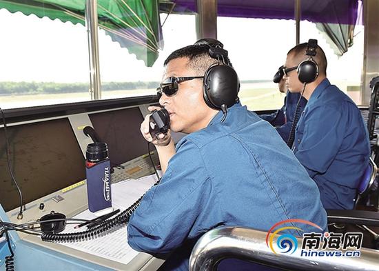 南海舰队航空兵部队官兵进行塔台指挥。记者 张茂 通讯员 高宏伟 摄