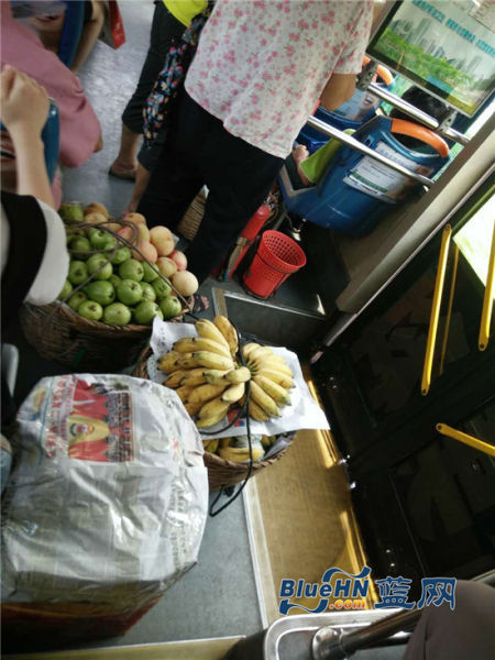 水果商贩在公交车上卖水果。陈女士供图