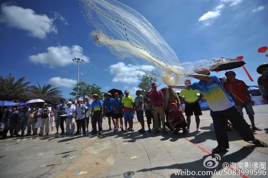 2016潭门赶海节渔民技能竞技大比拼现场(图片来源:@海南影像圈)