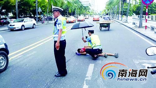 交警在照顾晕倒的人(网友供图)