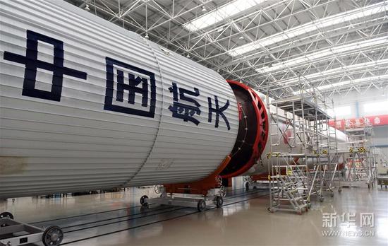 这是在航天科技集团一院天津大运载基地长征五号运载火箭总装车间拍摄的长征五号运载火箭(4月13日摄)。 新华社记者 陈晔华 摄
