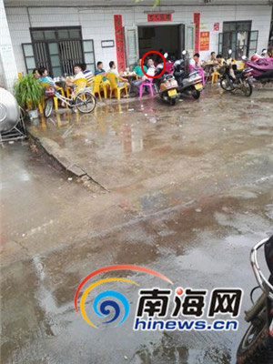 8月17日9时许，林鸿钧(圈中所示)在茶店喝茶。