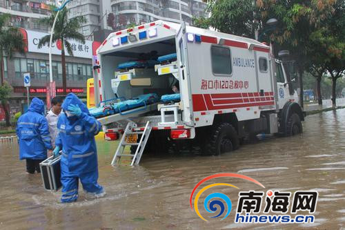 乌尼莫克涉水救护车接诊转运患者。海口市120急救中心供图