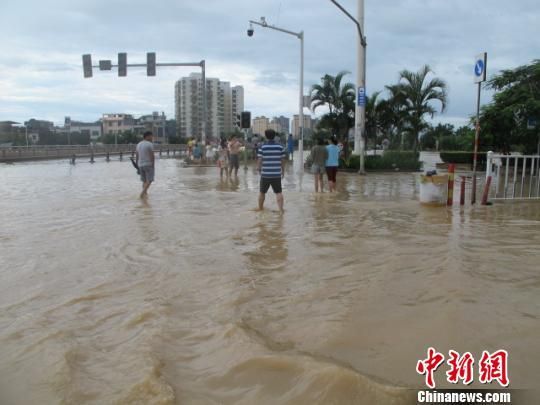 受今年第8号台风“电母”的影响，临高县境内连续3天降特大暴雨。图为被临高县城道路被淹。　付美斌 摄