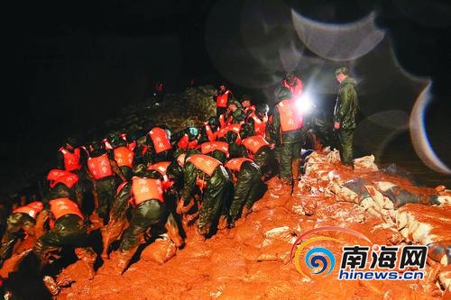 八月十九日凌晨，临高抱美一水库水量骤增，随时可能出现漫顶危险。武警海南省总队官兵连夜奋战，将长达五十余米的土坝整体垒高近三米，有效控制水库险情。本报记者张茂通讯员杨瑞明摄