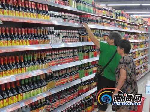 市民正选购酱油。