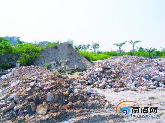 空地上堆放的建筑垃圾随处可见。