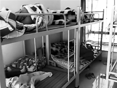 海口26小附近一寄宿点,学生们在午休