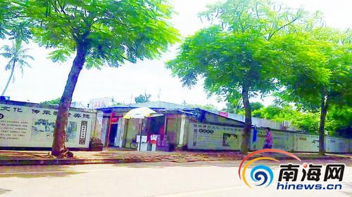 从海口经济学院围墙的一开口处进入就能看到“小吃街”。