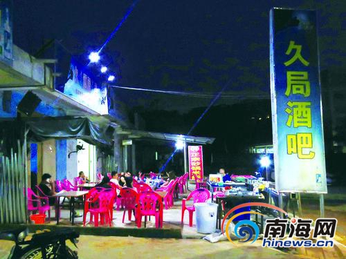 夜幕降临，到“小吃街”就餐的学生多了起来