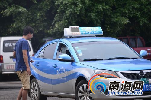 嚣张！海口的哥在南港拉客 遭“黑车”司机阻挠
