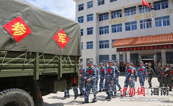 9月12日,三亚市天涯区武行欢送新兵仪式,三亚首批7名新兵当日挥别亲人,奔赴南海舰队沙角训练基地,标志着三亚新兵入营工作拉开序幕。