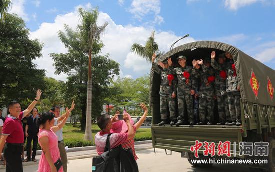 9月12日,三亚市天涯区武行欢送新兵仪式,三亚首批7名新兵当日挥别亲人,奔赴南海舰队沙角训练基地,标志着三亚新兵入营工作拉开序幕。