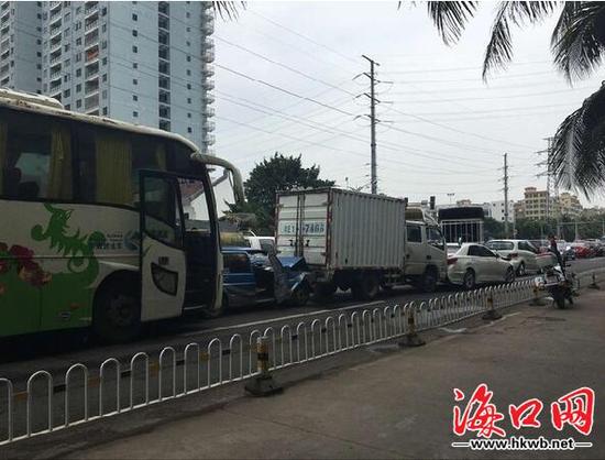 6辆车撞到了一起。