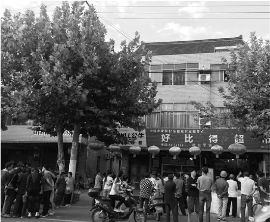 9月22日下午，嘉兴南湖区凤桥镇庄史村，箱包厂的车间内机器喧嚣无比，不少工人戴着耳机在工作。