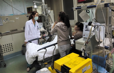 10月1日，北京武警总医院，急诊科值班医生叶慧芳在抢救室与病人家属商讨治疗方案。新京报记者 贺顿 摄