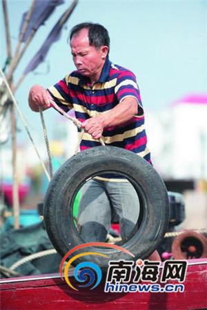 10月15日，琼海市潭门港渔民在加紧做好防风工作。特约记者蒙钟德摄