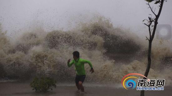 今年第21号台风“莎莉嘉”来势汹汹，给海口带来狂风和强降雨。海报集团全媒体中心记者 张茂 摄