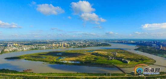 2016年10月25日，蓝天白云下，高空鸟瞰海口国兴大道、省委和滨江路带状公园一线江景。