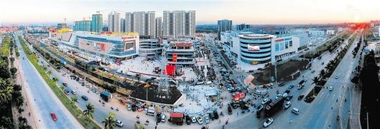 海南首个家居主题城市综合体——喜盈门(海口)建材家具生活广场的开业,使得海口商圈格局不断完善。(全景拍摄) 记者 陈元才 摄
