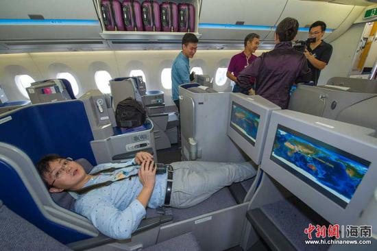 图为一位媒体记者体验A350测试飞机可全平躺的商务舱座位。骆云飞摄