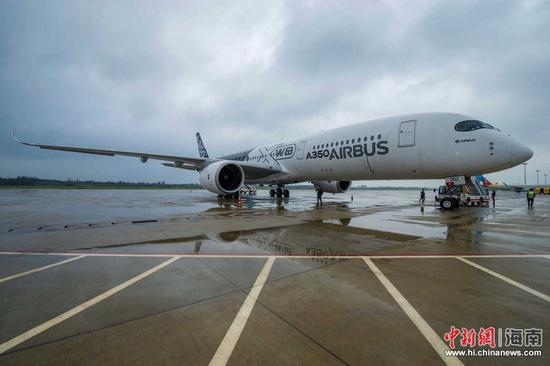 图为空客A350-900测试飞机亮相海口美兰国际机场。骆云飞摄