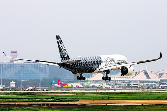 图为10月30日,一架身披碳纤维特殊涂装的空客A350-900测试飞机降落在海口美兰国际机场。