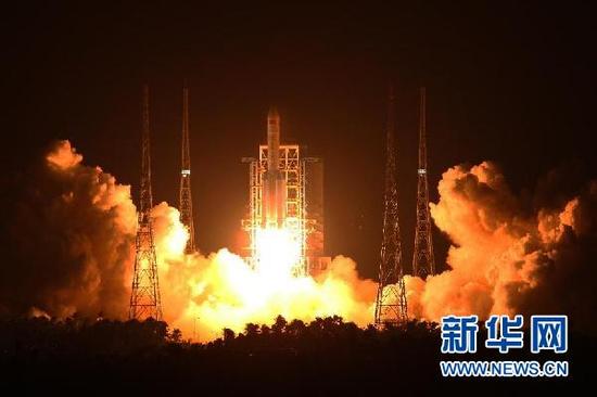 11月3日20时43分,我国首枚大型运载火箭长征五号在中国文昌航天发射场点火升空。 新华社记者 李刚 摄